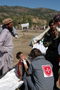 A Magyar Máltai Szeretetszolgálat önkéntese a pakisztáni földrengés során végez orvosi feladatokat